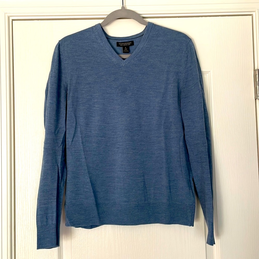 Men’s/Unisex Banana Republic pale blue v-neck sweater